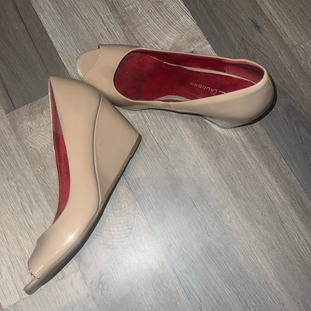 Comfortable pumps cream colored